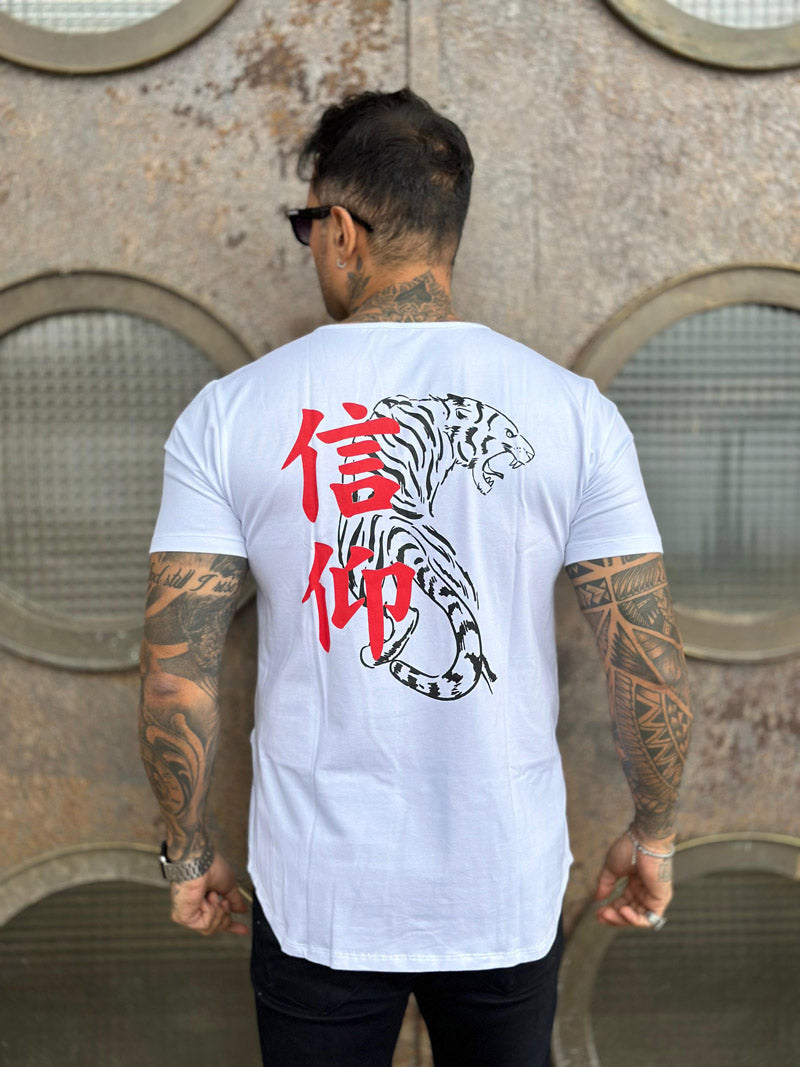 Camiseta Long Line Volk Culture Cotton Tigre Branca Soft