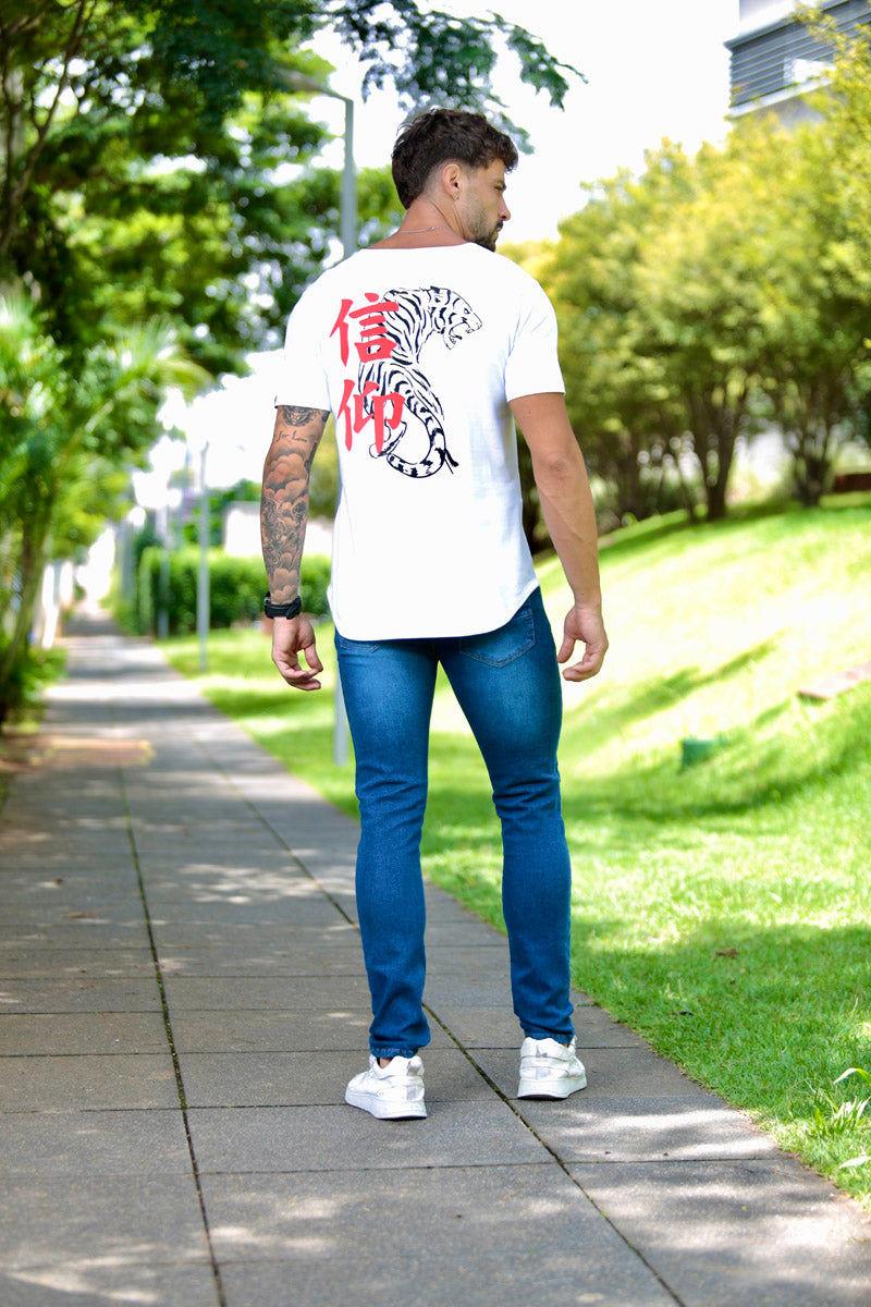 Camiseta Long Line Volk Culture Cotton Tigre Branca Soft