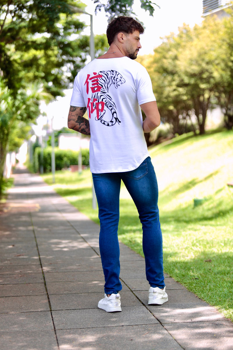 Camiseta Long Line Volk Culture Cotton Tigre Branca Soft