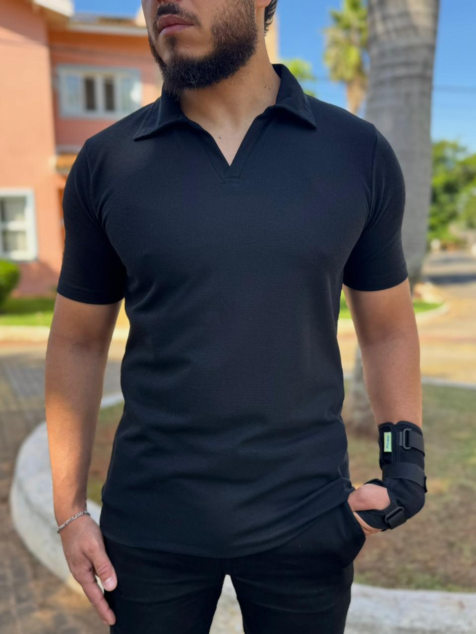 Camisa polo masculina preta Tricot Monâco com textura, feita pela Harpia Moda Masculina, vista em detalhe na imagem.