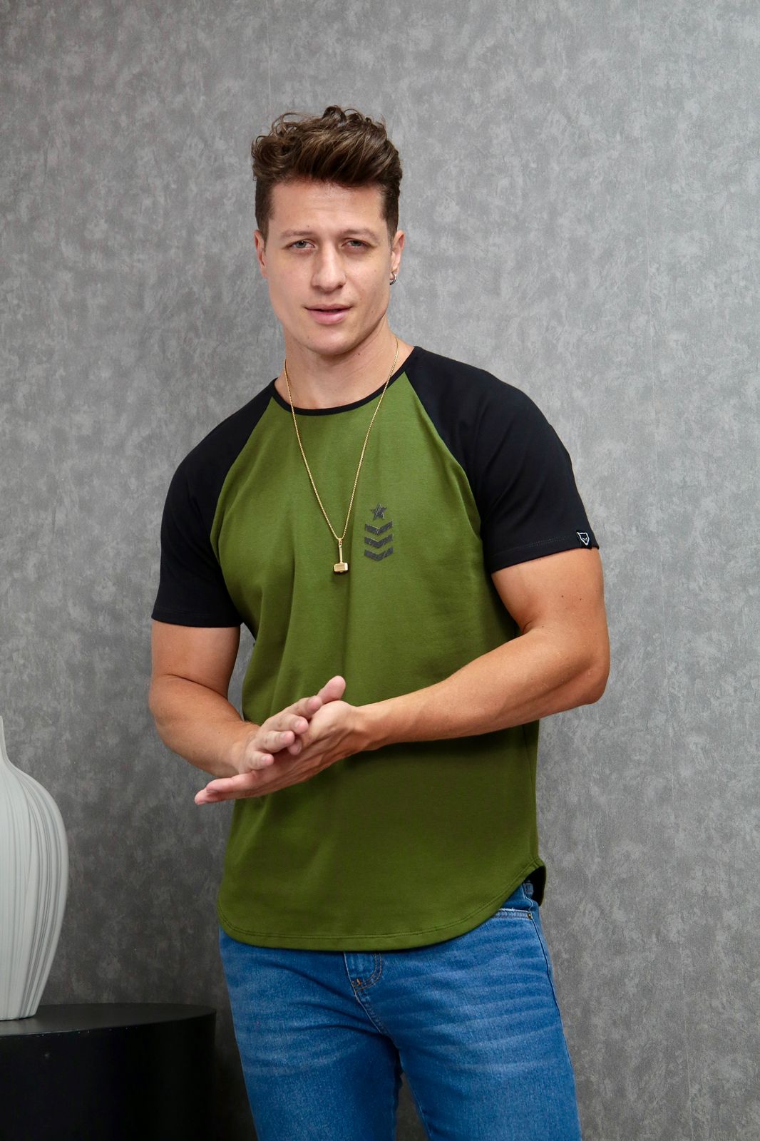 Camiseta Verde Long Line Raglan Volk Culture Militar