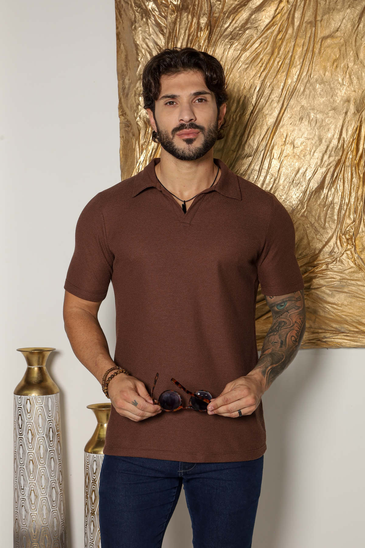 Camisa polo masculina tricot marrom com textura, modelo da marca Harpia Moda Masculina, mostrando detalhes do tecido e design.