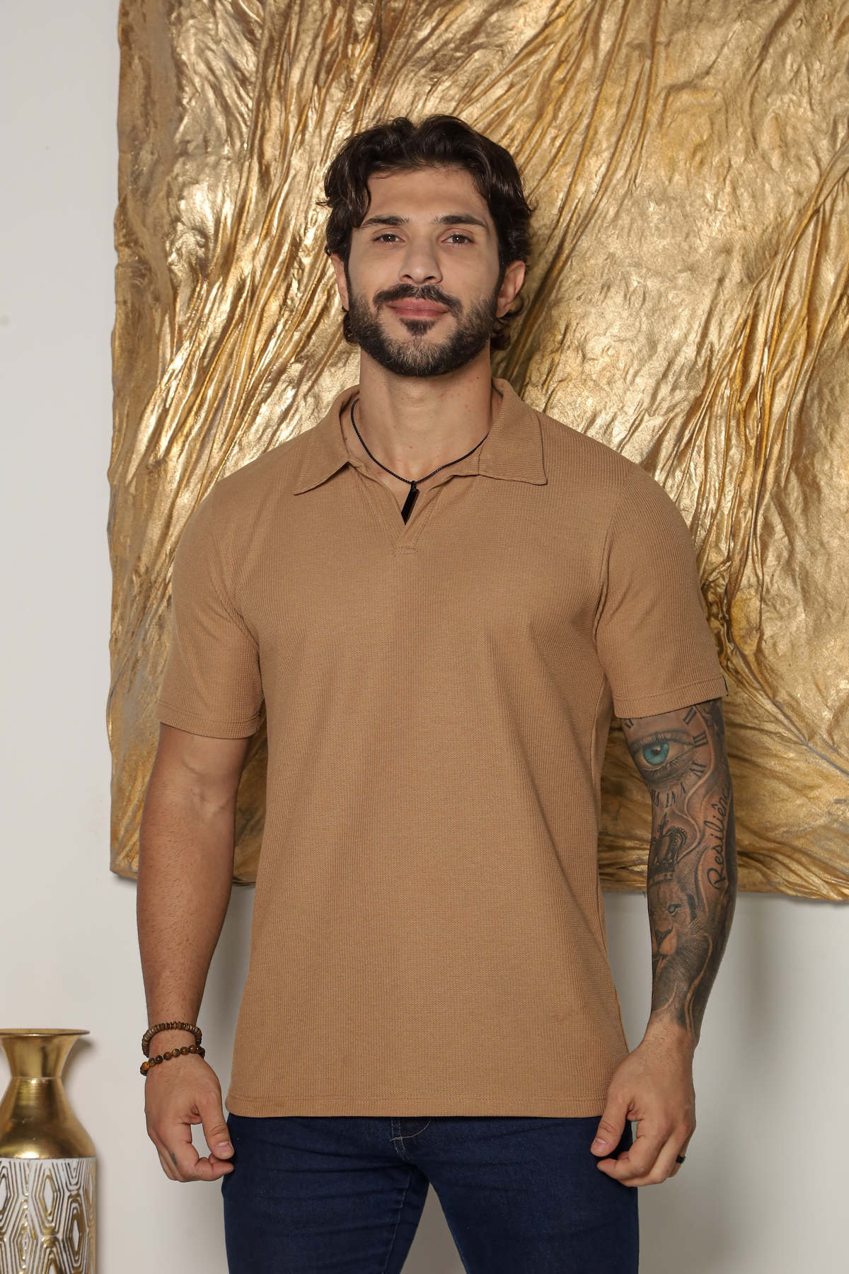 Camisa polo masculina Tricot Caramelo da Harpia Moda Masculina, texturizada, com gola e detalhes elegantes, vista frontal.