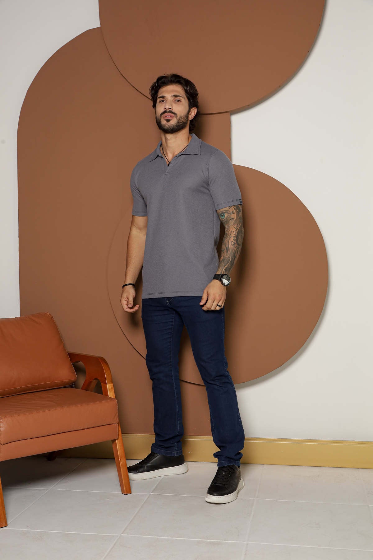 Camisa polo masculina tricot caramelo da Harpia Moda Masculina, textura texturizada, modelo com gola e mangas longas.