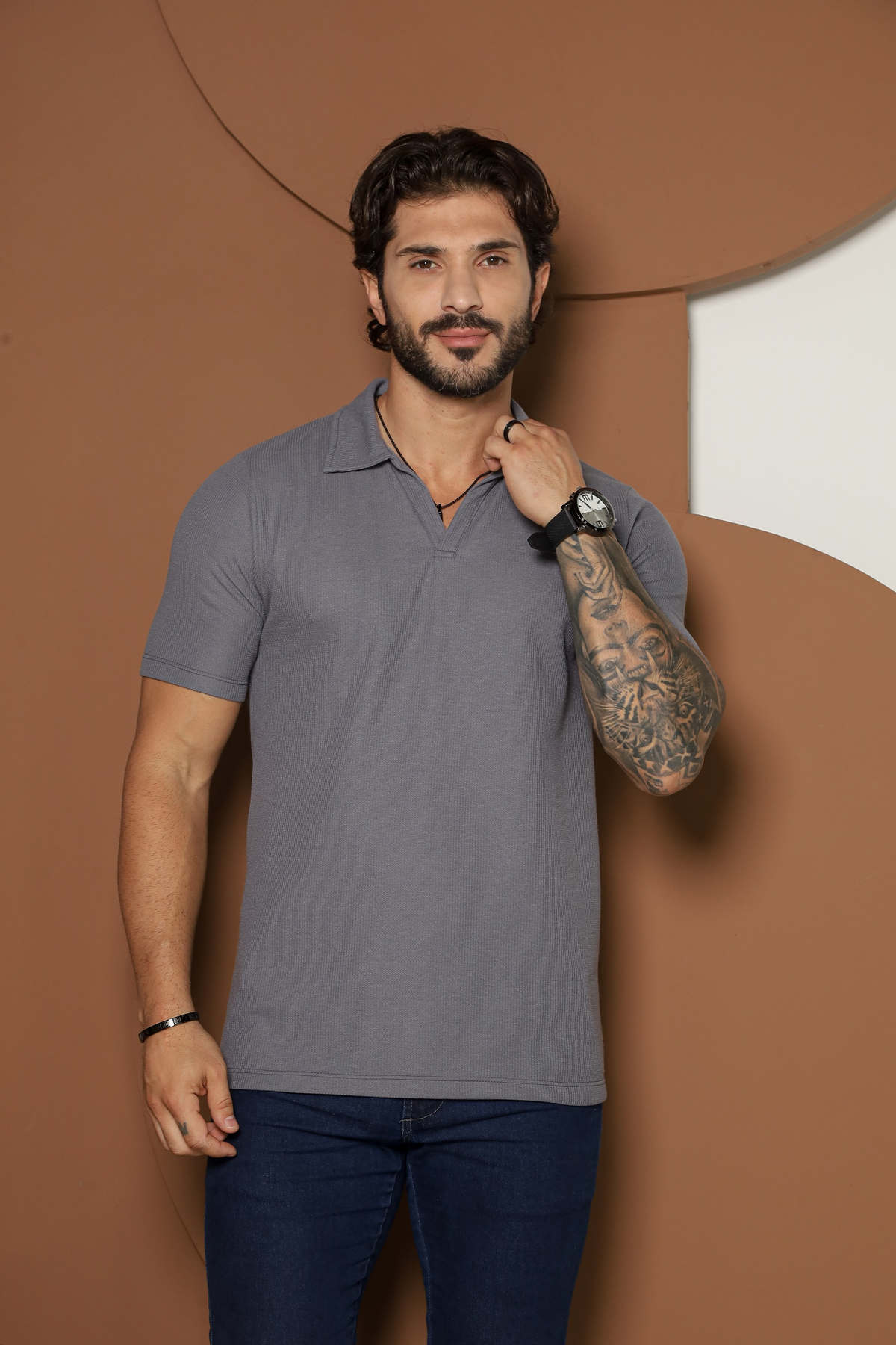 Camisa polo masculina tricot caramelo da Harpia Moda Masculina, com textura e detalhe elegante, vista frontal em close.