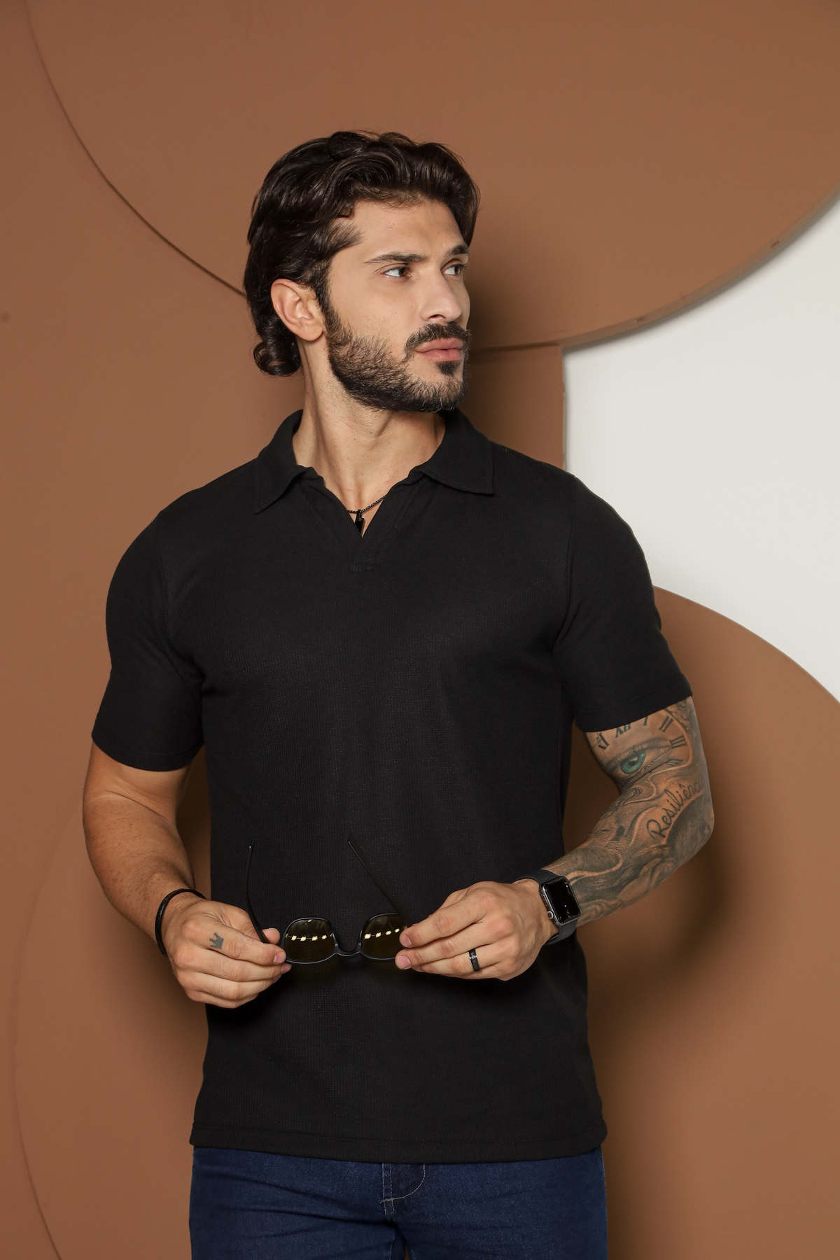Camisa polo masculina preta de tricô texturizado da Harpia Moda Masculina, modelo com detalhes elegantes e acabamento refinado.
