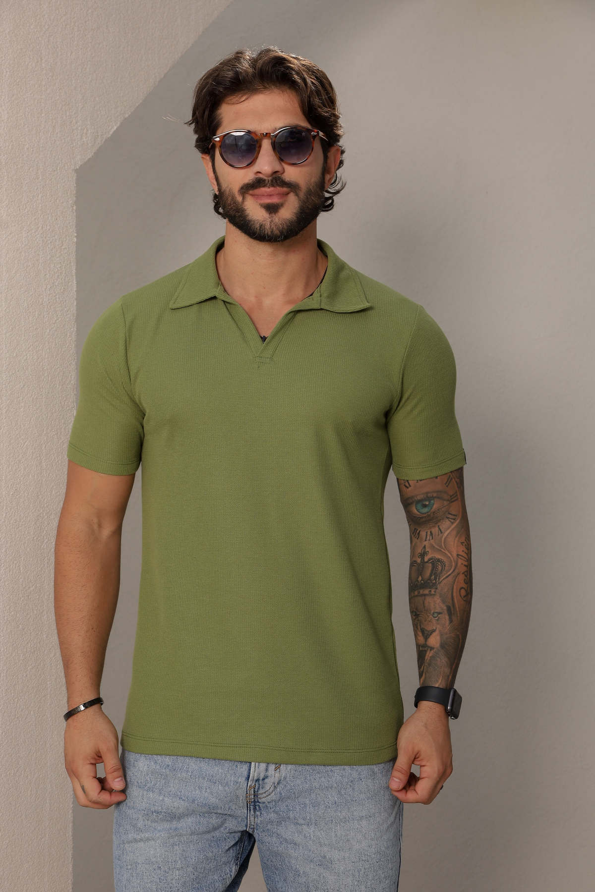 Camisa polo masculina tricot verde monaco da Harpia Moda Masculina, textura texturizada e gola clássica.
