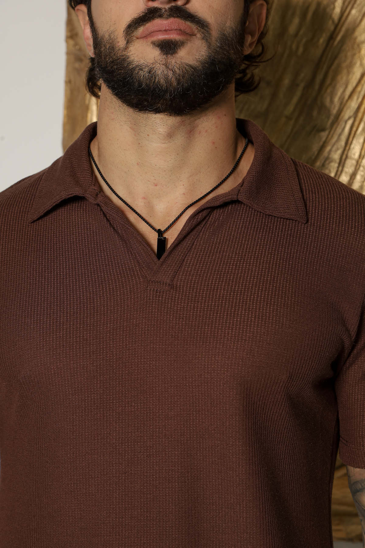 Camisa polo masculina tricot marrom com textura, estilo casual, da marca Harpia Moda Masculina, vista frontal na imagem.