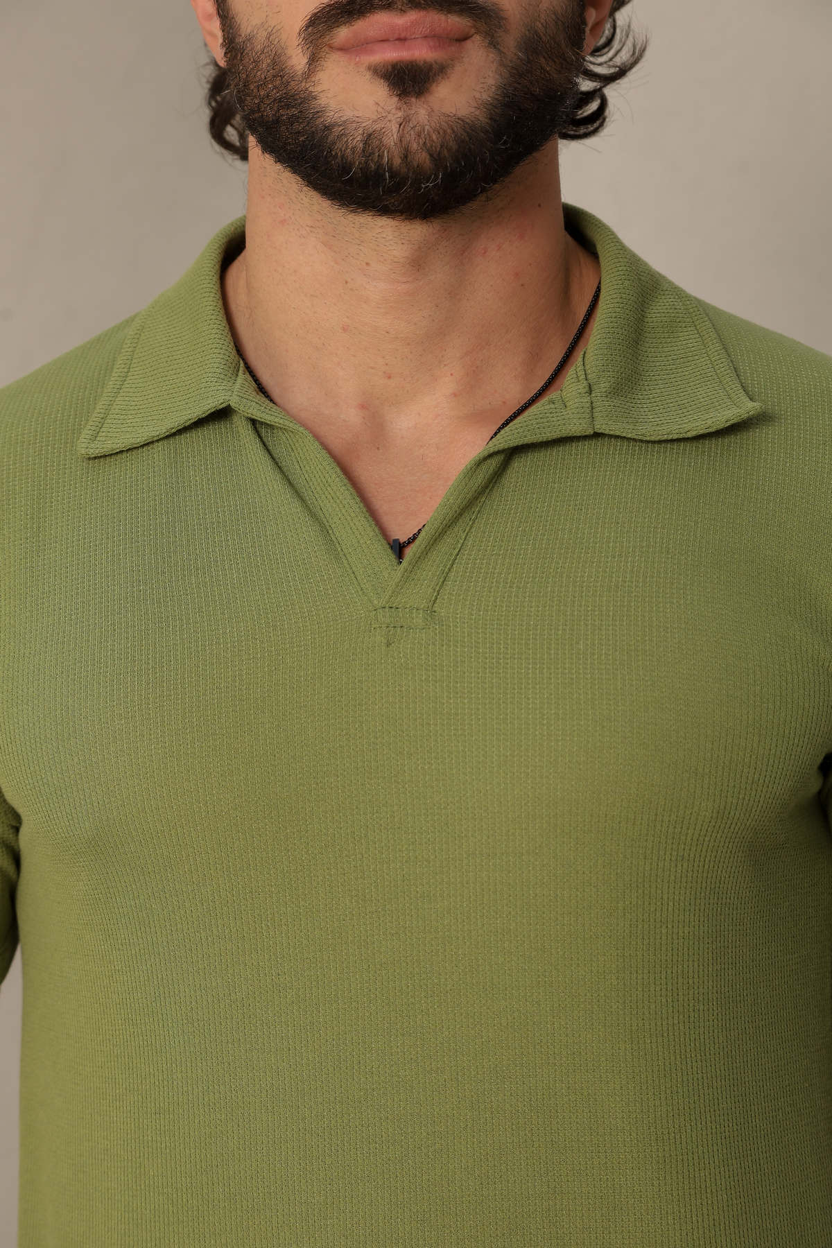 Camisa polo masculina tricot verde Monâco da Harpia Moda Masculina, com textura e detalhes elegantes, vista frontal.