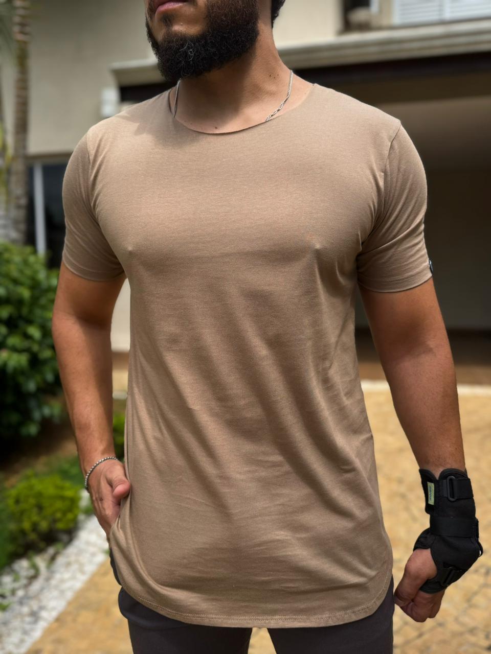 Camiseta Long Line Volk Culture Marrom Claro Gola Canoa - Harpia Moda Masculina