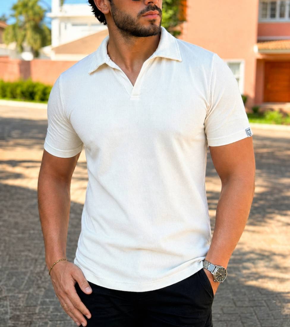Camisa polo masculina Tricot off white da Harpia Moda Masculina, com textura e design clássico, vista frontal.