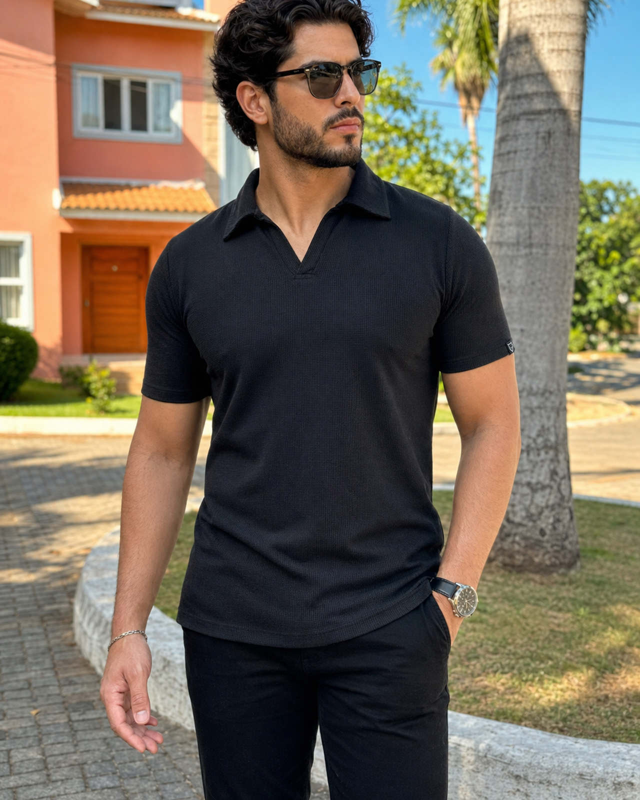Camisa polo masculina preta da Harpia Moda Masculina, textura tricot, estilo casual e confortável para homens.