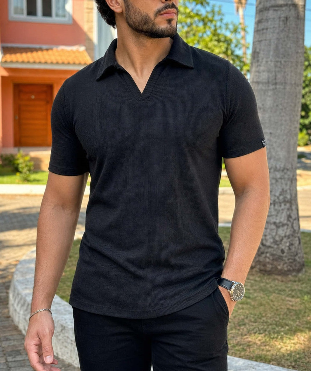 Camisa polo masculina preta tricô texturizada da Harpia Moda Masculina, detalhe de tecido e design clássico.