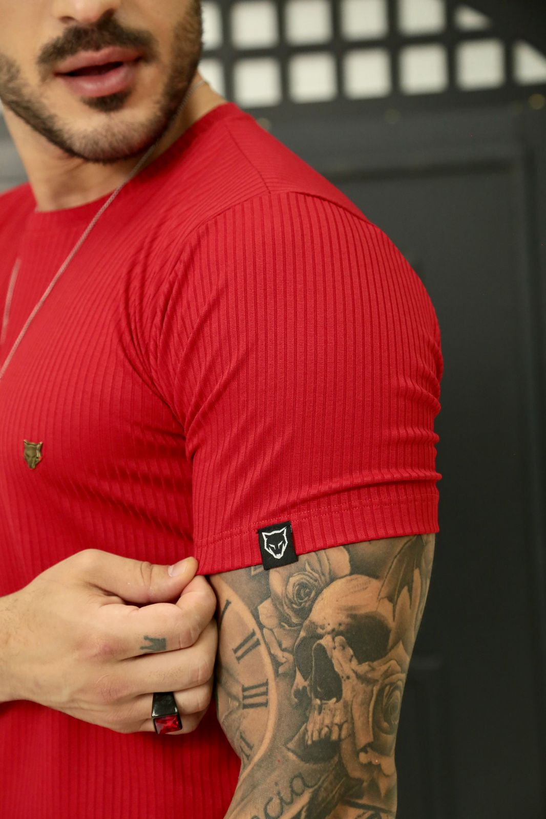 Camiseta Canelada Vermelha Logo Metal Volk Culture Supreme