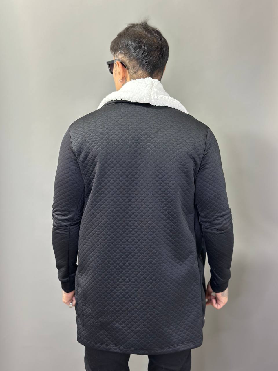 Sobretudo Everest Matelacê Preto com Gola Sherpa Branca