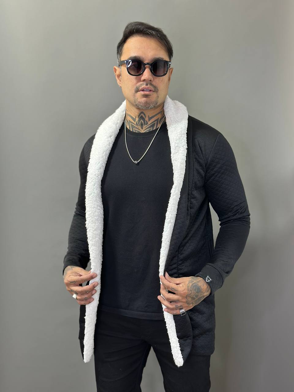 Sobretudo Everest Matelacê Preto com Gola Sherpa Branca