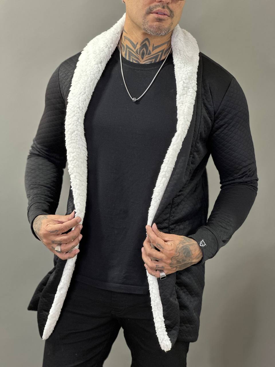 Sobretudo Everest Matelacê Preto com Gola Sherpa Branca