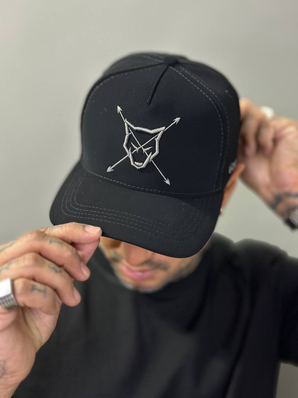 Boné Volk Culture Preto Nobuck Flechas Cruzadas