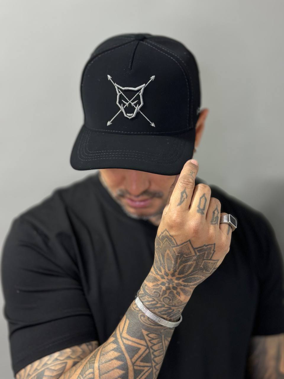 Boné Volk Culture Preto Nobuck Flechas Cruzadas