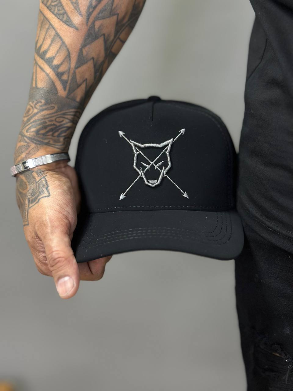 Boné Volk Culture Preto Nobuck Flechas Cruzadas