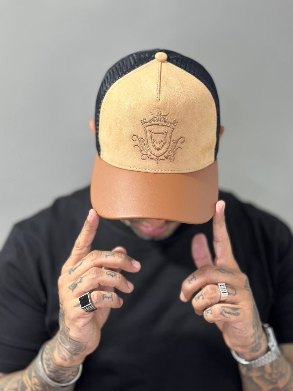 Boné Volk Culture Trucker Caramelo Brasão Bordado