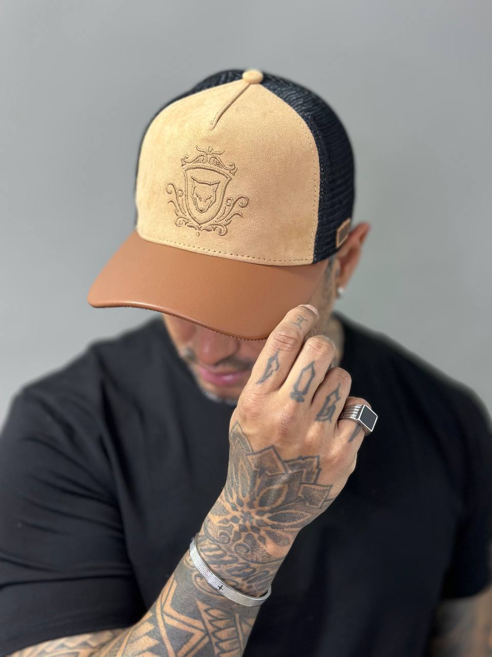 Boné Volk Culture Trucker Caramelo Brasão Bordado