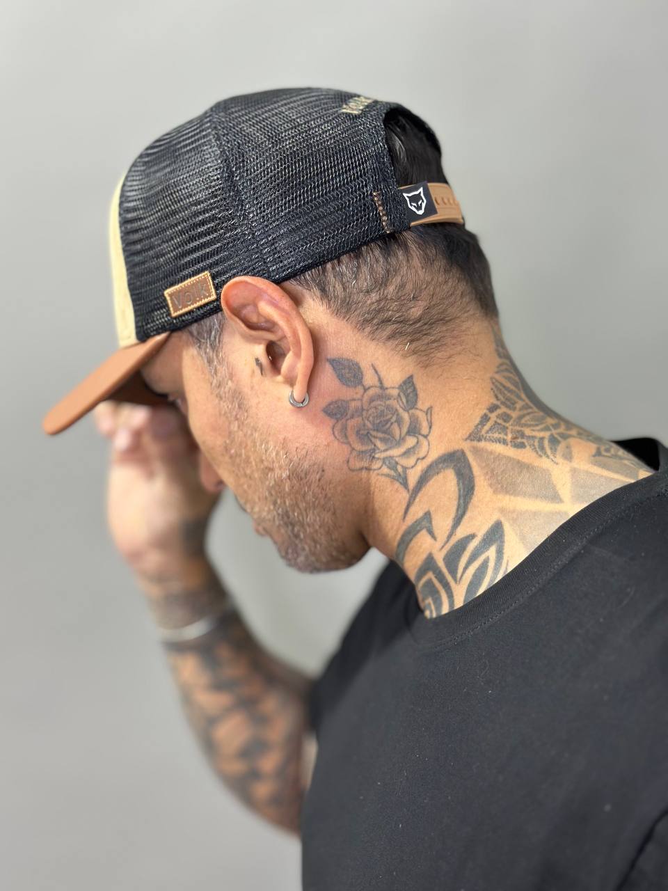 Boné Volk Culture Trucker Caramelo Brasão Bordado