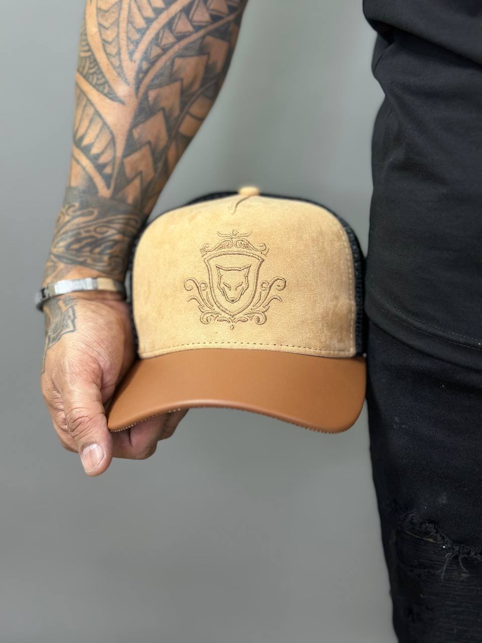 Boné Volk Culture Trucker Caramelo Brasão Bordado