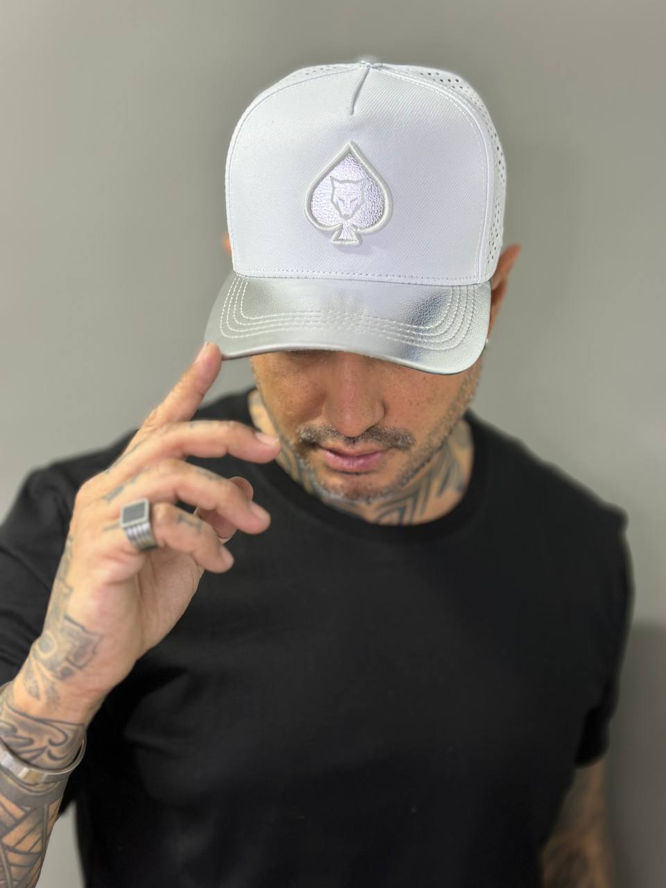 Boné Volk Culture Branco com Aba Curva Prateada Espelhada