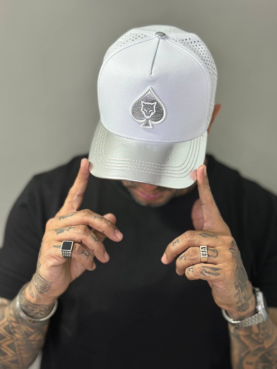 Boné Volk Culture Branco com Aba Curva Prateada Espelhada