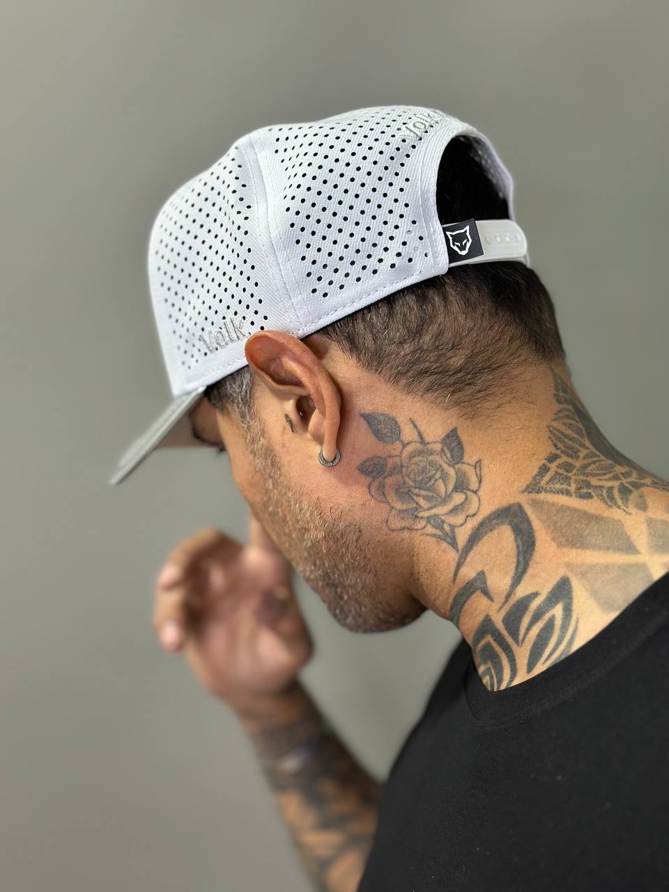 Boné Volk Culture Branco com Aba Curva Prateada Espelhada