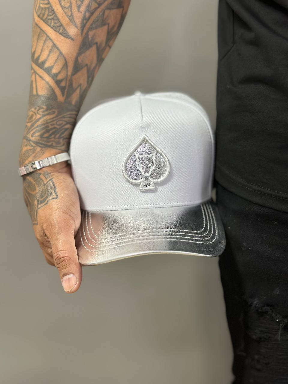 Boné Volk Culture Branco com Aba Curva Prateada Espelhada