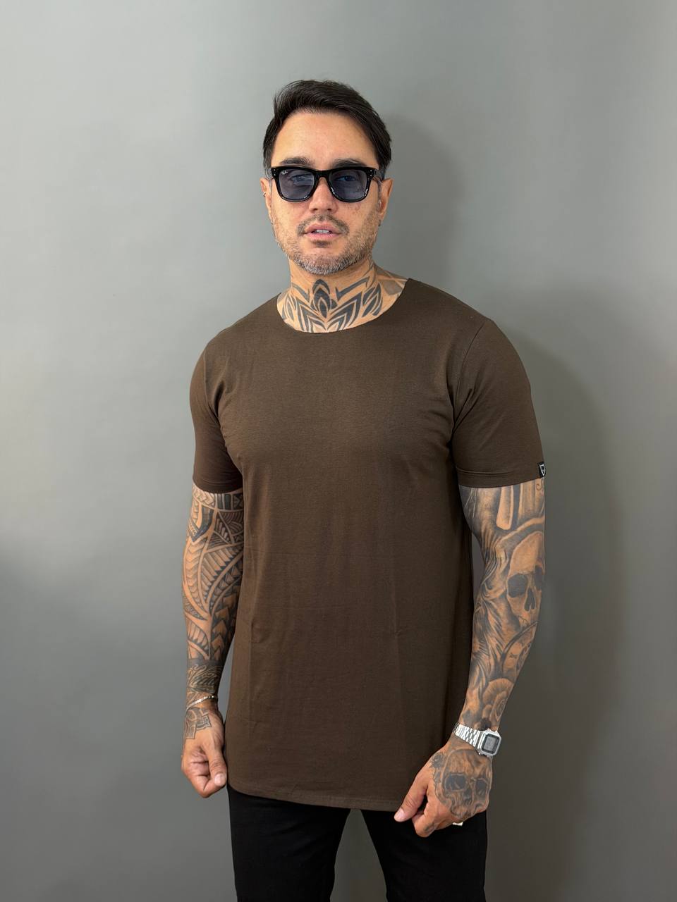 Camiseta Long Line Volk Culture Marrom Escuro Gola Canoa - Harpia Moda Masculina