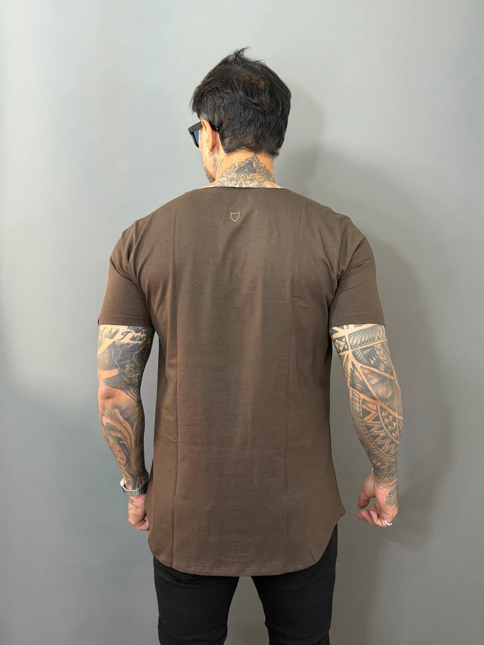 Camiseta Long Line Volk Culture Marrom Escuro Gola Canoa - Harpia Moda Masculina