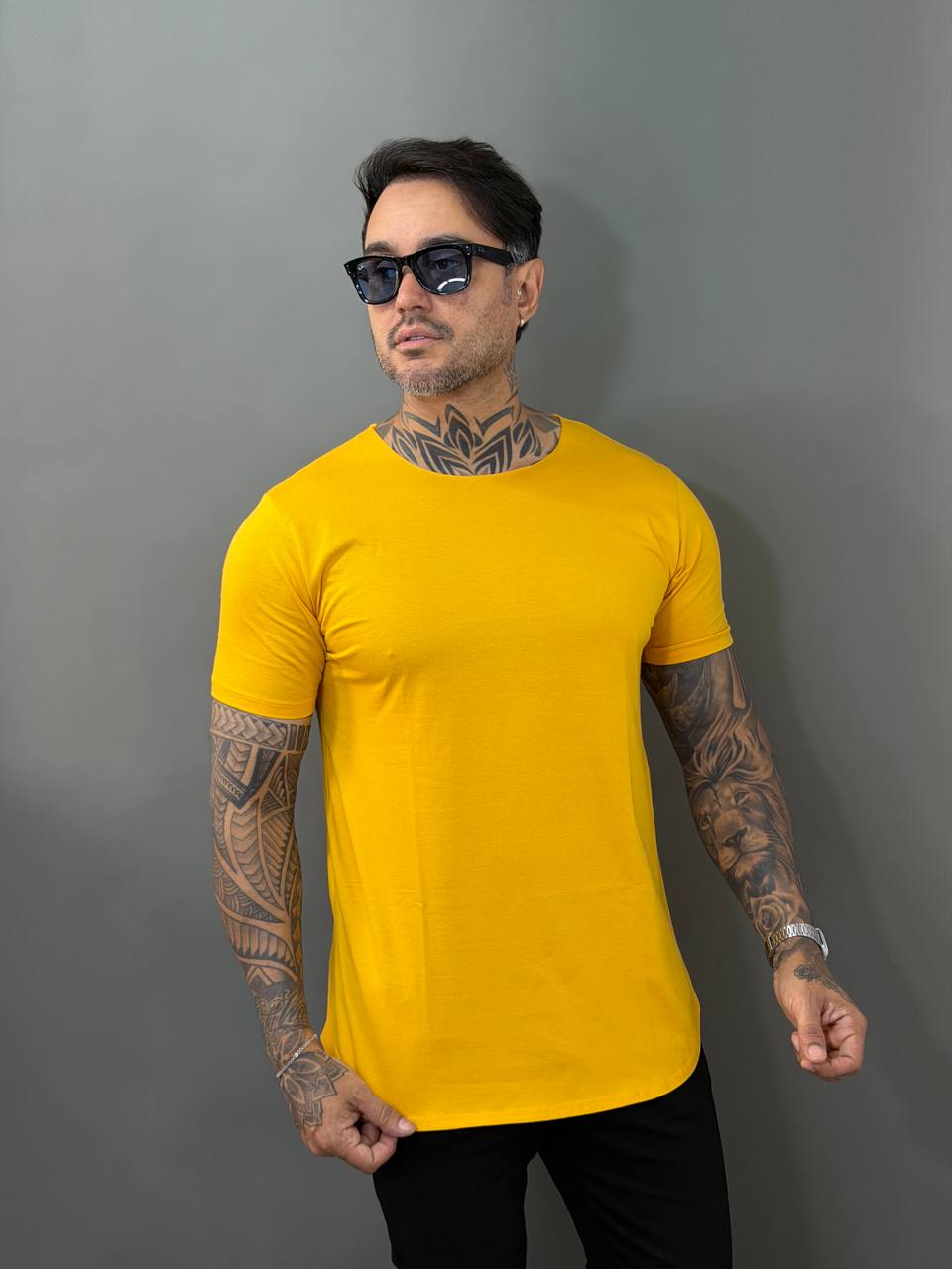 Camiseta Long Line Volk Culture Amarelo Escuro Gola Canoa - Harpia Moda Masculina
