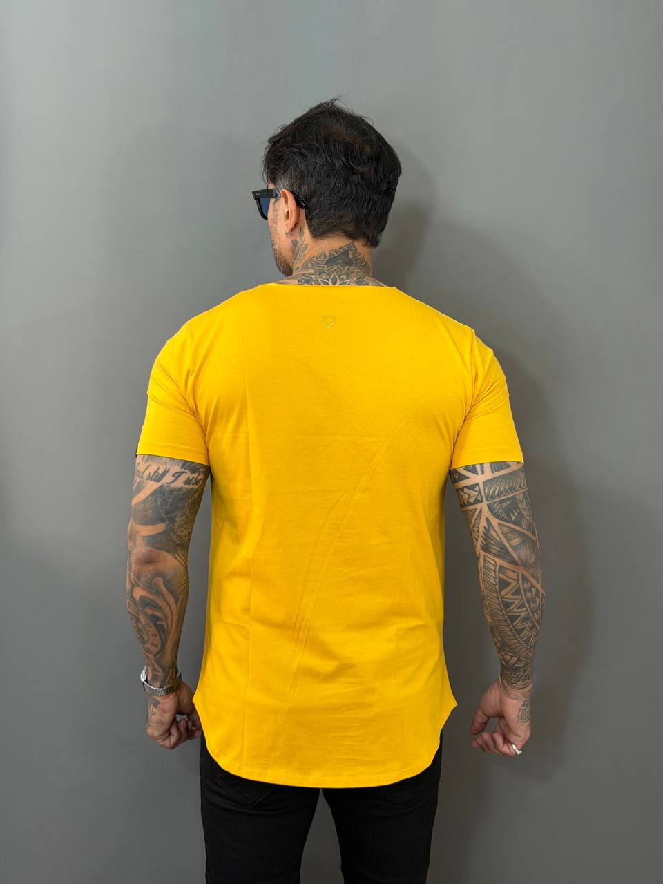 Camiseta Long Line Volk Culture Amarelo Escuro Gola Canoa - Harpia Moda Masculina