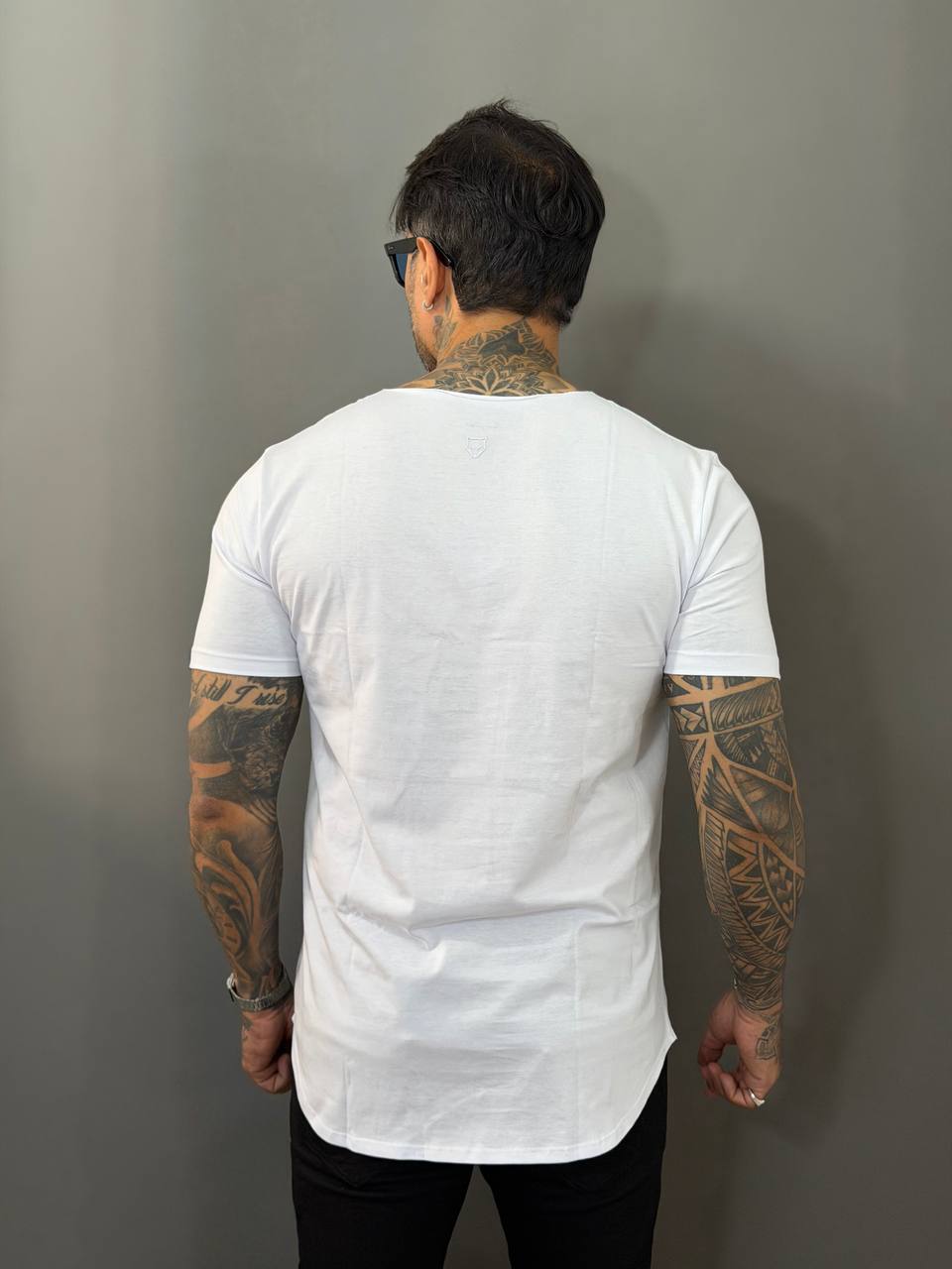 Camiseta Long Line Volk Culture Branco Gola Canoa - Harpia Moda Masculina